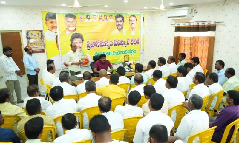 Madakasira: మడకశిరలో ప్రజా దర్బార్.. అధికారులకు ఎమ్మెల్యే కీలక ఆదేశాలు