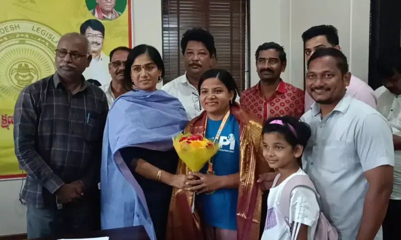 Palasa: నేషనల్ ఛాంపియన్ ను అభినందించిన ఎమ్మెల్యే