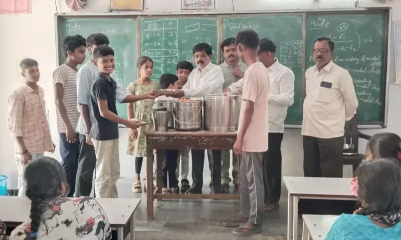 Bodhan: శిక్షణ తర్వాత విద్యార్థులకు అల్పాహారం పంపిణీ