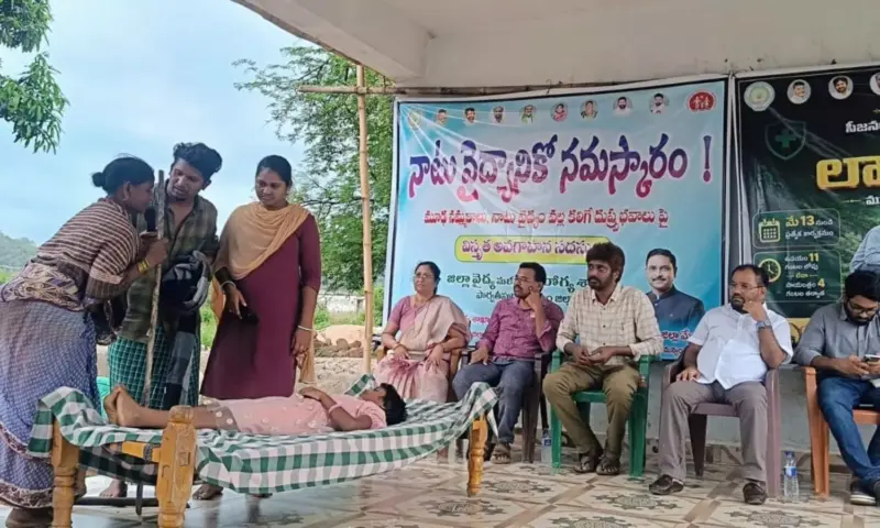 Komarada: ప్రజారోగ్యమే లక్ష్యం లార్వా వేటలో పాల్గొన్న జిల్లా వైద్యాధికారి