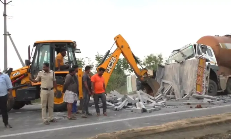 Nellore: ట్రాక్టర్ను ఢీకొట్టిన సిమెంట్ మిక్సర్ లారీ!
