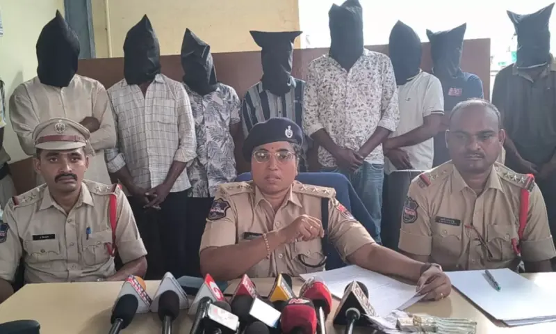 Karimnagar: ఎడ్ల వ్యాపారులను బెదిరించి నగదు, బంగారం వసూలు