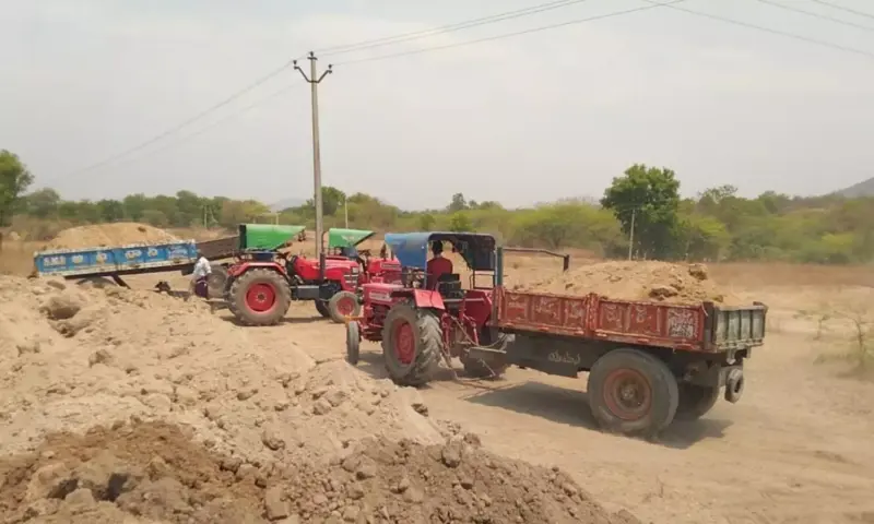 Gandlapenta: మట్టి మాఫియా ఆగడాలు.. పట్టపగలే అక్రమ రవాణా