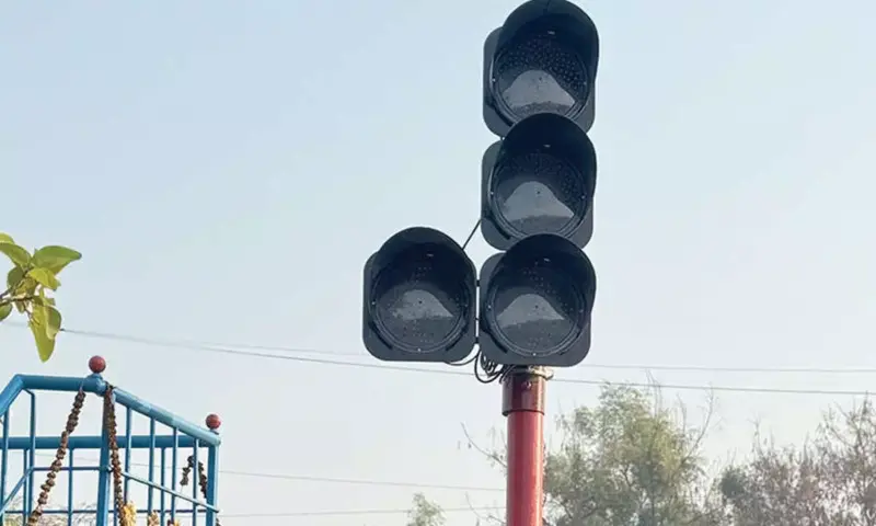 When will traffic signals be activated, question locals