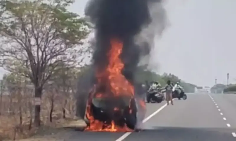 Adilabad: హైవేపై కారులో చెలరేగిన మంటలు.. ప్రయాణికులు సేఫ్