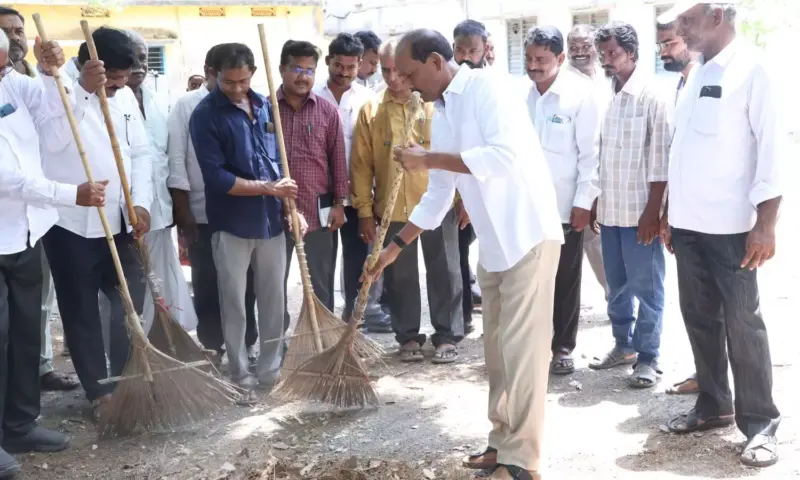 Prakasam: చేతుల్లో చీపురు పట్టిన ఎమ్మెల్యే విజయ్ కుమార్