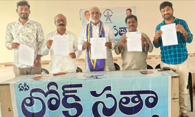 Vijayawada: మట్టి ఖర్చులకూ దిక్కులేదు.. బీమా పునరుద్ధరించండి!