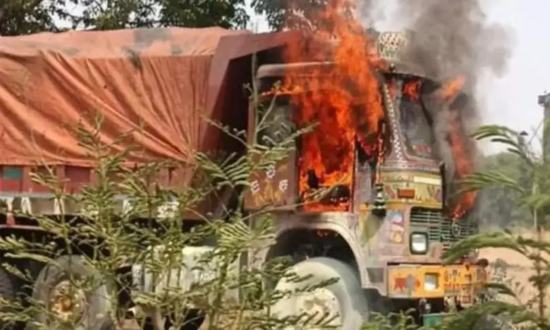 Sultanabad: సుల్తానాబాద్ హైవేపై లారీలో అగ్నిప్రమాదం.. దూకేసిన డ్రైవర్