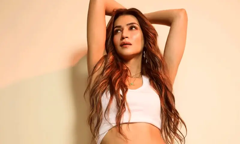 మినీ స్కర్ట్ లో హీట్ పుట్టించిన కృతి సనన్!