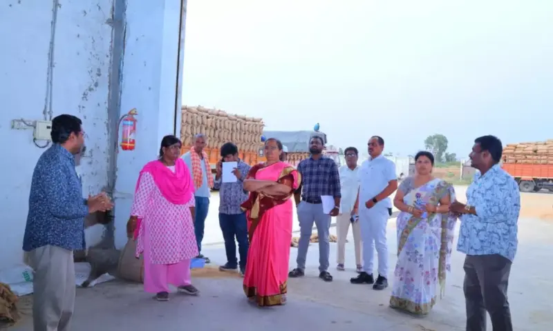 Dubbaka: రైస్ మిల్లుల్లో కలెక్టర్ హైమావతి సుడిగాలి పర్యటన.. మిల్లర్లకు వార్నింగ్!
