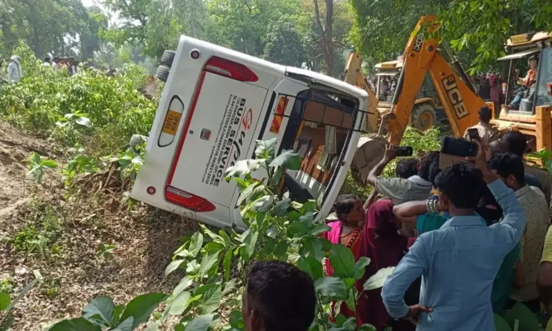 Narasaraopet: నరసరావుపేట ప్రయాణికుల బస్సుకు ప్రమాదం..