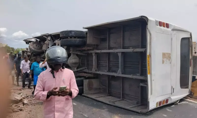 Sullurpeta: తడ వద్ద తప్పిన భారీ బస్సు ప్రమాదం