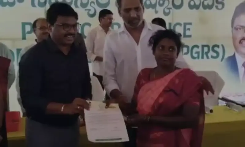 Santamaguluru: కలెక్టర్‌తో కలిసి లబ్ధిదారులకు చెక్కులు అందజేసిన మంత్రి