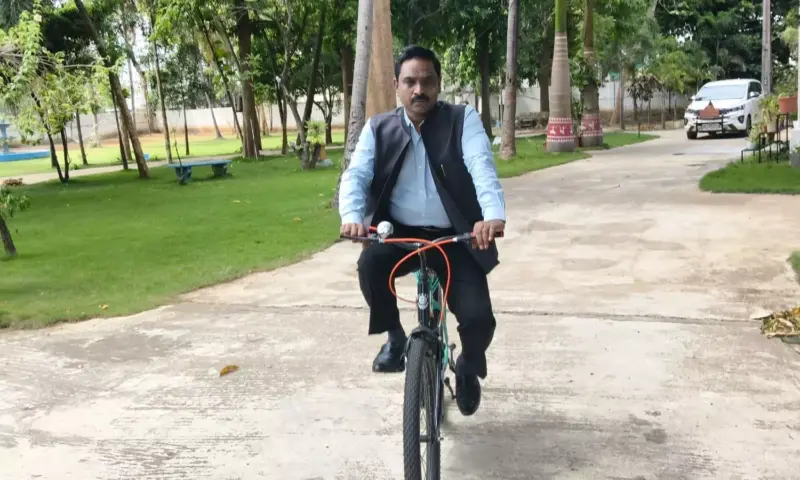 Parvathipuram: ఇంధన పొదుపుకు కలెక్టర్ సరికొత్త బాట.. సైకిల్ సవారీ!