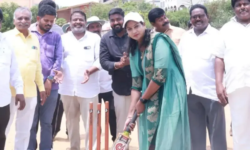 Sullurupeta: పిచ్‌పై ఎమ్మెల్యే 'విజయ' గర్జన: బ్యాట్ పట్టిన శాసనసభ్యురాలు