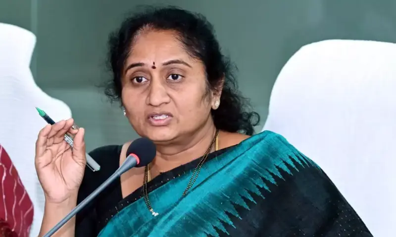హాస్టల్ విద్యార్థుల పట్ల నిర్లక్ష్యంగా ఉంటే సస్పెన్షనే.. మంత్రి సవిత