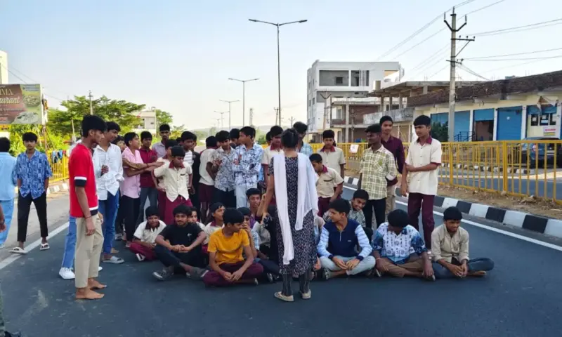 Medak: కౌడిపల్లి గురుకులంలో సెగలు.. రోడ్డుపైకి చేరిన విద్యార్థుల ఆవేదన!