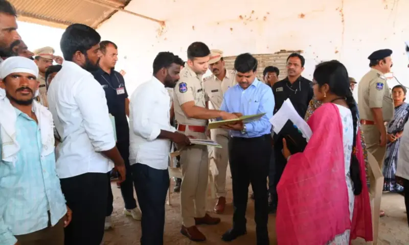 Nalgonda: ధాన్యం కొనుగోలు కేంద్రాన్ని పరిశీలించిన నల్లగొండ కలెక్టర్, ఎస్పీ