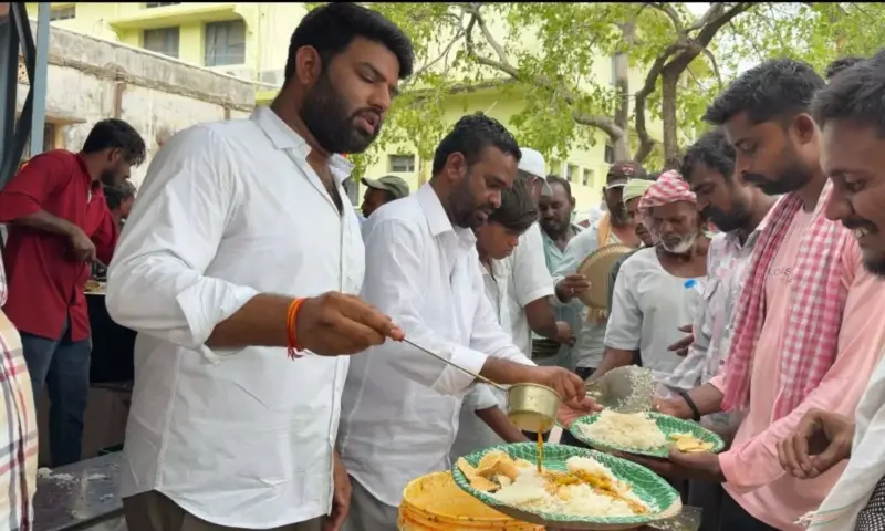 Adilabad: ఆదిలాబాద్ మార్కెట్లో పాయల శరత్ ఆధ్వర్యంలో అన్నదానం.. రైతుల హర్షం!