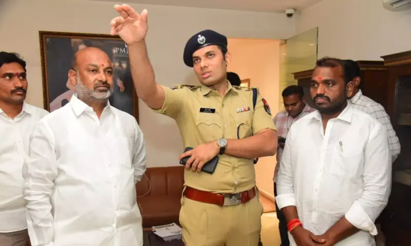 Karimnagar: జ్యువెలరీ షాపులో కాల్పుల కలకలం.. ఘటనా స్థలికి బండి సంజయ్