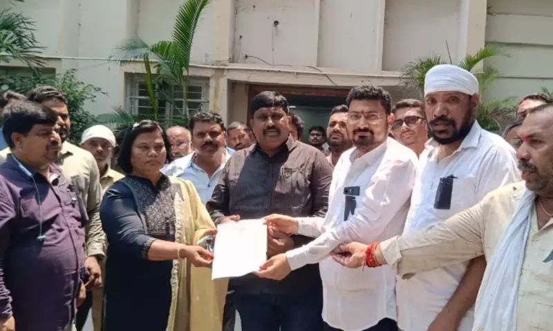 Karimnagar: మాజీ కార్పొరేటర్ తీరుపై నల్ల బ్యాడ్జీలతో నిరసన!