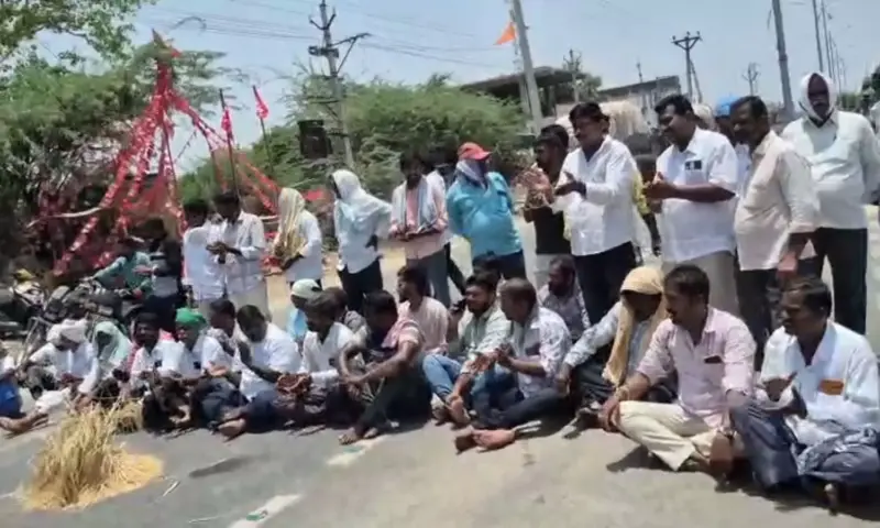 Bhongiri: వడ్లు కొనకపోవడంతో రైతుల ఆగ్రహం.. నిలిచిన ట్రాఫిక్