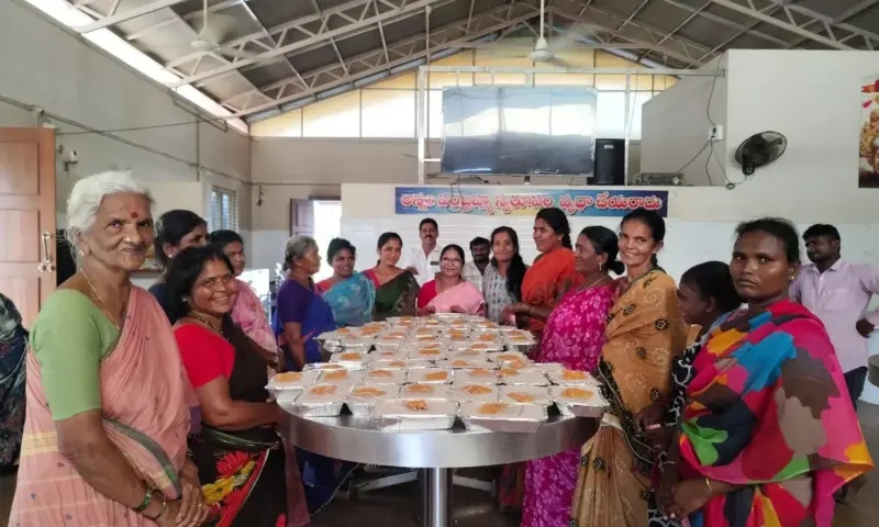 Nellore: అమ్మలా వడ్డించిన జయమ్మ.. ఆత్మకూరు ప్రభుత్వ దవాఖానాలో అన్నదానం