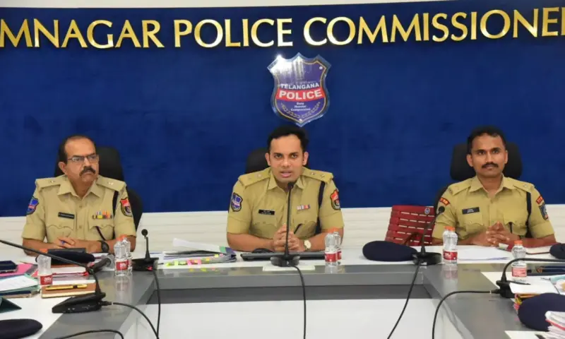 Karimnagar: కరీంనగర్లో క్రైమ్ రివ్యూ: పెండింగ్ కేసులను త్వరగా తేల్చాలన్న సీపీ