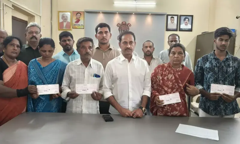 Kadiri: పేలుడు ఘటన బాధిత కుటుంబాలకు ఎమ్మెల్యే వెంకటప్రసాద్ భరోసా
