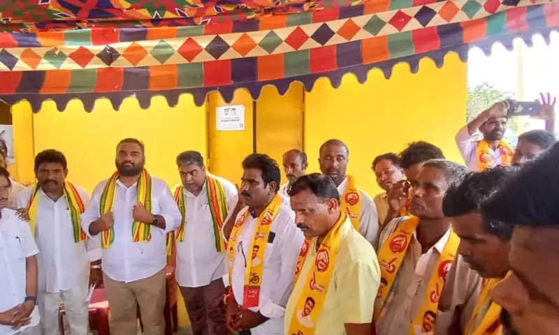 Gurla: గుర్ల మండలంలో వైసీపీకి షాక్.. టీడీపీలో చేరిన ఎంపీటీసీ!