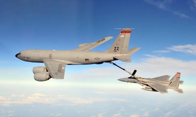इराक में ऊपर अमेरिकी वायुसेना का KC-135 स्ट्रैटोटैंकर विमान दुर्घटनाग्रस्त