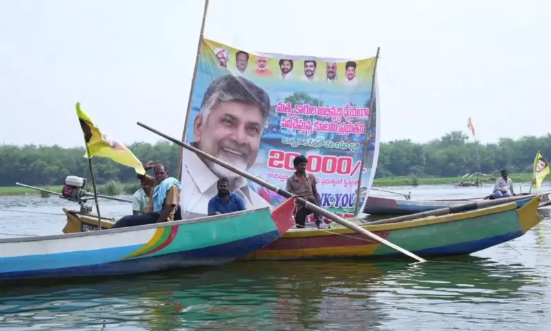 Fisherfolk Sail in 100 Boats To Thank CM