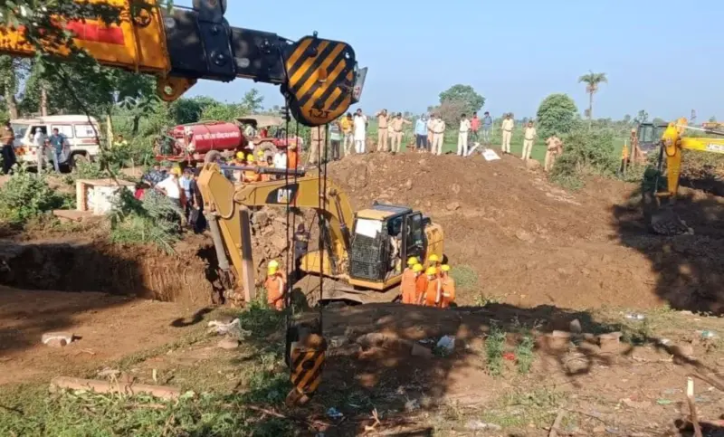 ಬಾವಿಗೆ ಬಿದ್ದವನ ರಕ್ಷಣಾ ಕಾರ್ಯ ನೋಡುತ್ತಿದ್ದ 30 ಮಂದಿಯೂ ಅದರೊಳಗೆ, ಮೂವರ ಸಾವು!