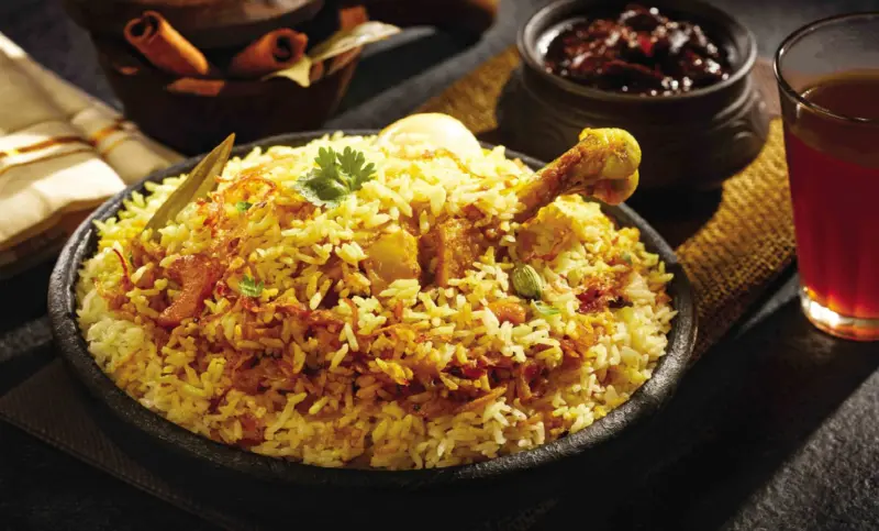 তিন দিনের বাসি বিরিয়ানিই গরম করে ডেলিভারি! হায়দরাবাদের নামী রেস্তোরাঁয় হানা পুলিশের