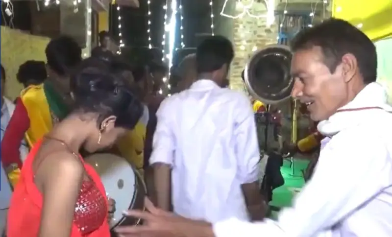 ‌बिहार में शख्स की गंदी हरकत, लड़की के कंधों पर हाथ रखता, गले से लगाया, फिर छाती को. भड़के लोग