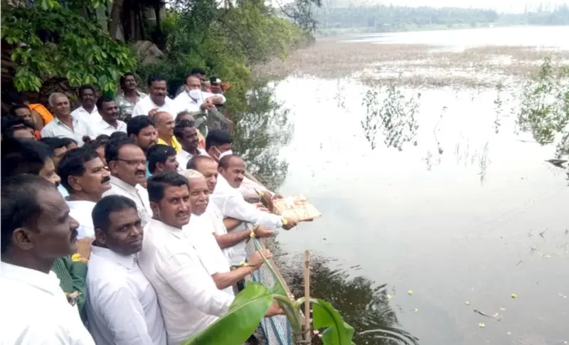 ಹೆಳವನಕಟ್ಟೆ ಕೆರೆಗೆ ಬಾಗಿನ ಸಮರ್ಪಣೆ