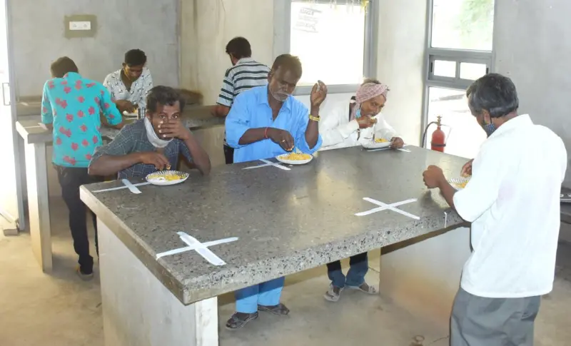 ಇಂದಿರಾ ಕ್ಯಾಂಟೀನ್: ಉಚಿತ ಊಟ