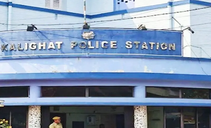 দায়িত্ব পাওয়ার ২৪ ঘন্টার মধ্যেই সরানো হল কালীঘাট থানার ওসি চামেলী মুখার্জীকে