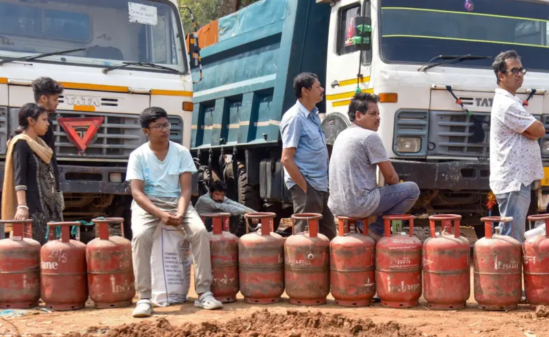 LPG Cylinder: एलपीजी सिलिंडरसाठी रांगेत उभे राहू नका! प्रशासनाचं आवाहन, हेल्पलाईन नंबरही जारी