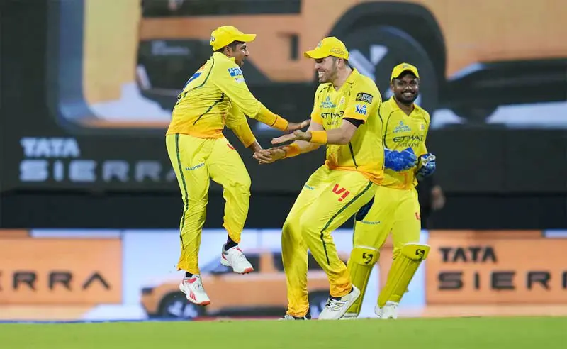 ఇంటికే అనుకున్న CSK.. ప్లేఆఫ్స్ రేసులోకి..!!
