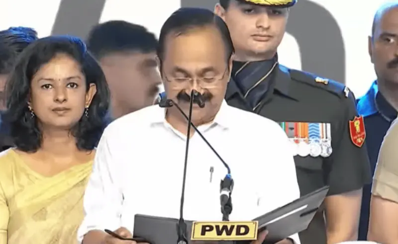 కేరళ సీఎంగా వీడీ సతీశన్‌ ప్రమాణం, హాజరు కాని విజయ్!