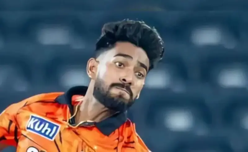 IPL 2026: পয়লা ওভারেই ৩ উইকেট, স্বপ্নের আইপিএল অভিষেক! কে এই প্রফুল্ল হিঙ্গে?