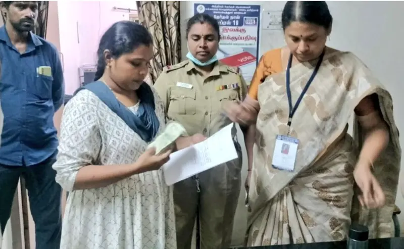 பொள்ளாச்சியில் வாக்காளர்களுக்கு பாஜக பணப்பட்டுவாடா: ரூ.81,000 பறிமுதல்!