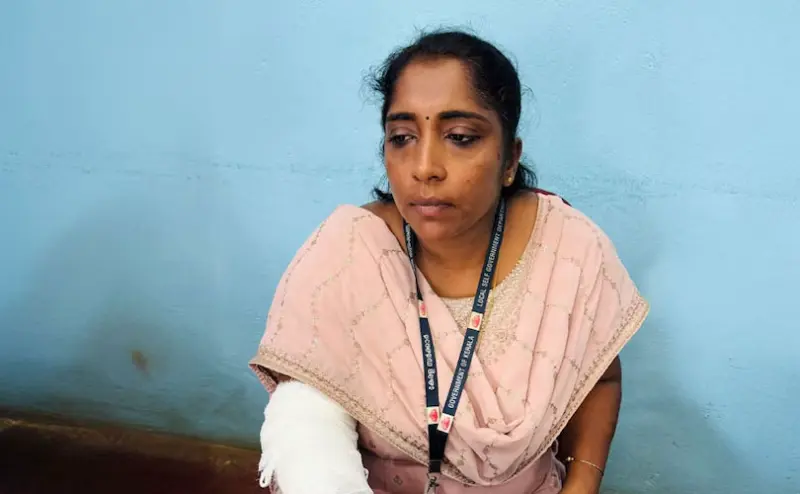 വിധവ പെൻഷനുമായി ബന്ധപ്പെട്ട് ആവശ്യത്തിനെത്തിയ സ്ത്രീ റവന്യു ഇൻസ്പെക്ടറെ കടിച്ചു