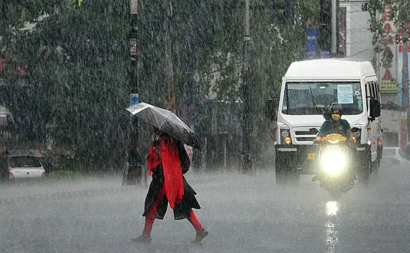 വരാൻ പോകുന്നത് അതിതീവ്ര മഴയും ശക്തമായ കാറ്റും; കേന്ദ്ര കാലാവസ്ഥാ വകുപ്പിന്റെ മുന്നറിയിപ്പ് ഇങ്ങനെ..