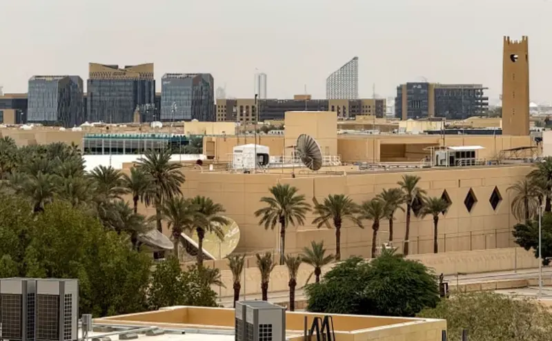 വെറും ഒരു മിനിറ്റ് വ്യത്യാസത്തില്‍ രണ്ട് ഡ്രോണുകള്‍; ആദ്യ ഡ്രോണ്‍ സൃഷ്ടിച്ച ദ്വാരത്തിലൂടെ കടന്ന രണ്ടാമത്തെ ഡ്രോണ്‍ പൊട്ടിത്തെറിച്ചു; റിയാദിലെ സിഐഎ കേന്ദ്രം ഇറാൻ തകര്‍ത്തത് ഇങ്ങനെ..