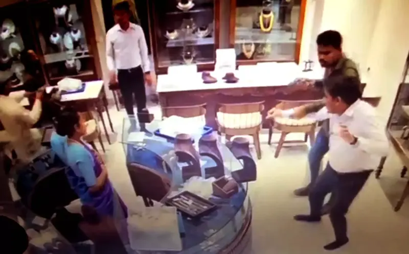 జ్యువెలరీ షాపులో కాల్పుల కలకలం.. ఒకరు మృతి!
