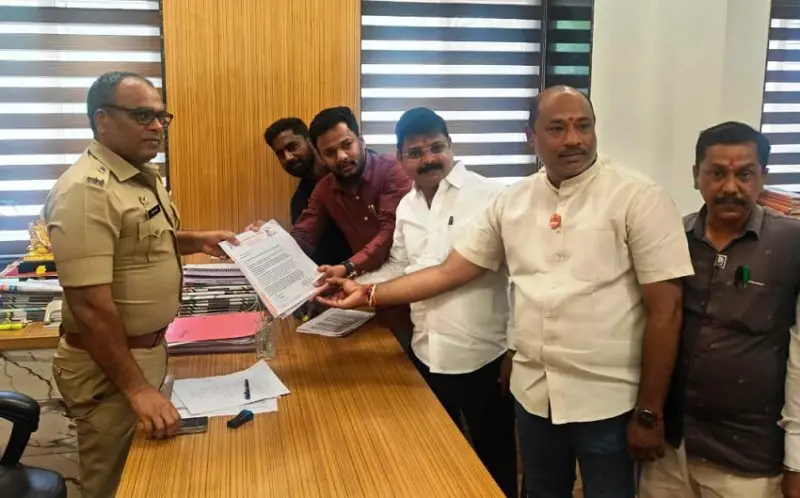 Pune News : "शिवाजी कोण होता" पुस्तकावर बंदी घालण्यात यावी, प्रशांत आंबी यांच्यावर गुन्हा दाखल करावा ; छत्रपती शिवरायांच्या सरदारांच्या वंशजांकडून पुण्यात मागणी..