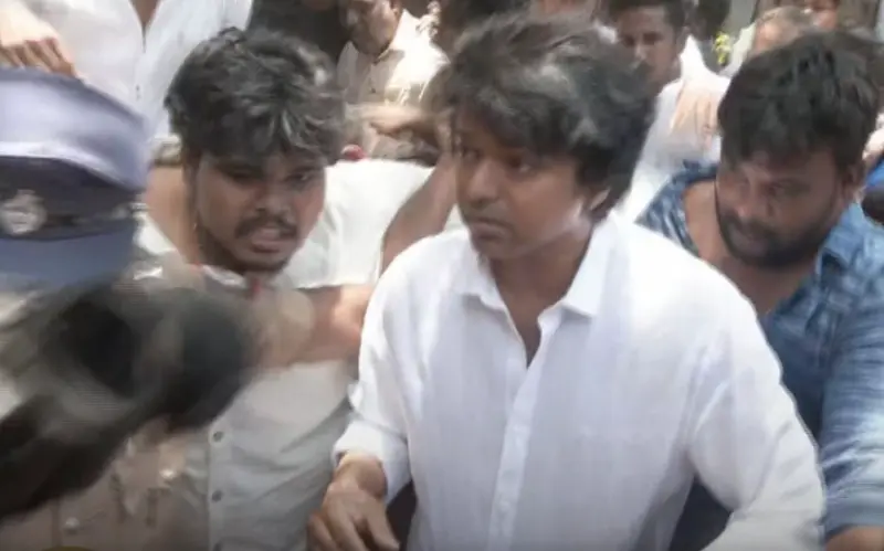 ரஷ்யா டூ சென்னை. ஆரவாரம் செய்த ரசிகர்கள்: வாக்களித்தார் விஜய்