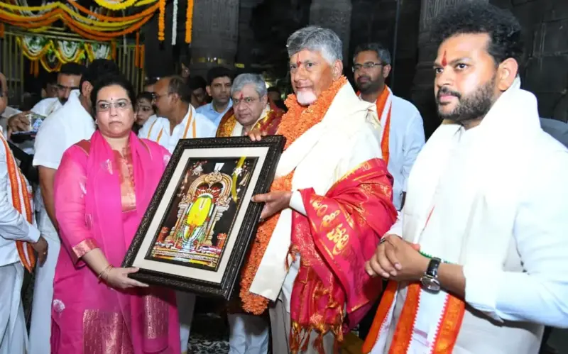 సింహాచలంలో అప్పన్నను దర్శించుకున్న చంద్రబాబు